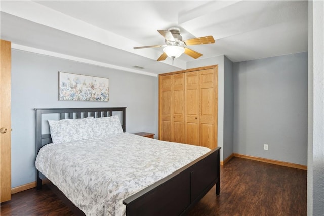 bedroom featuring ceiling fan, dark wood-type flooring, and a closet