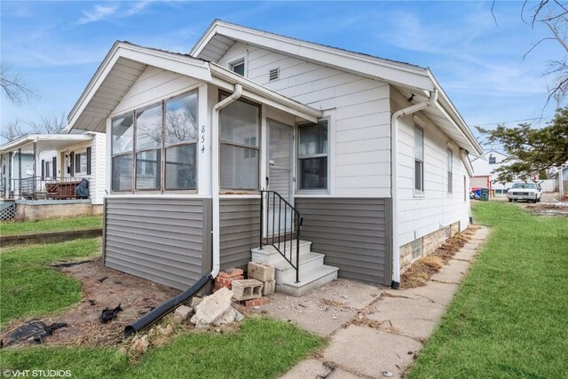 view of front of home featuring a front yard