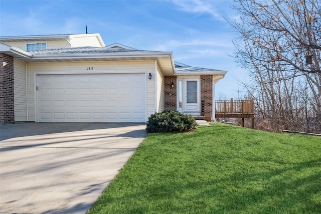 view of front of house with a front lawn and a garage