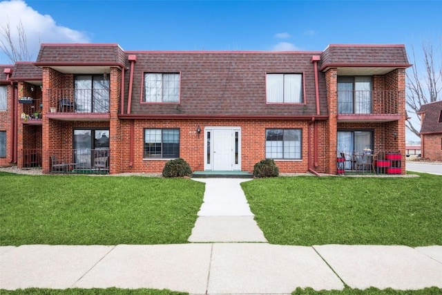 view of front of home featuring a front lawn