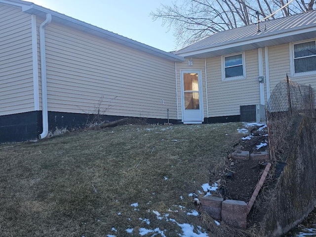 rear view of house featuring a lawn