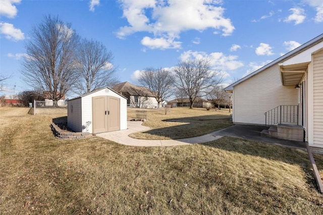 view of yard with a storage shed