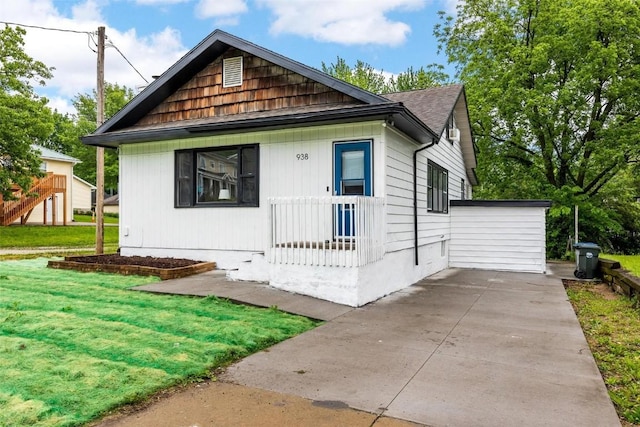 bungalow-style home featuring a front lawn