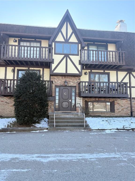 view of front of home featuring a balcony