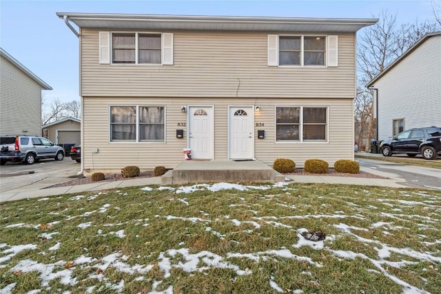 view of front facade with a yard