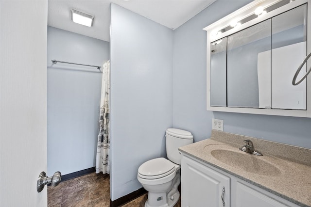 bathroom featuring a shower with curtain, vanity, and toilet