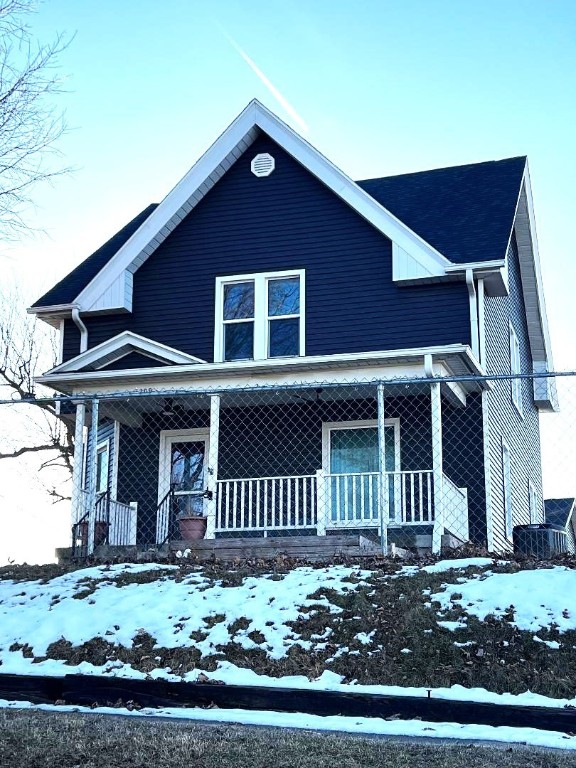 view of front facade with covered porch