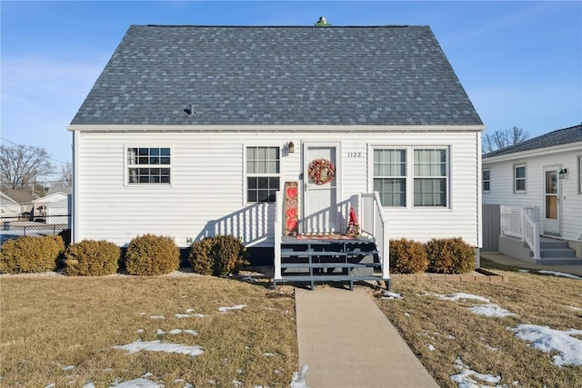 view of front facade with a front yard