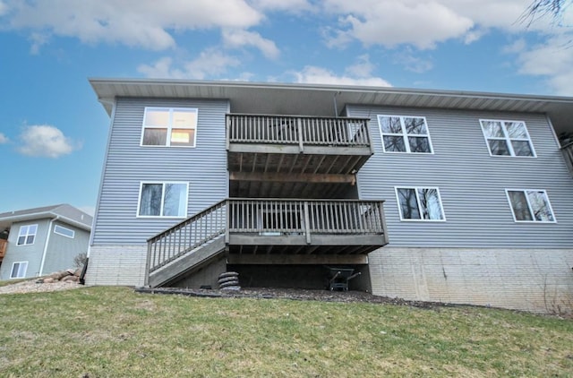 back of house featuring a lawn