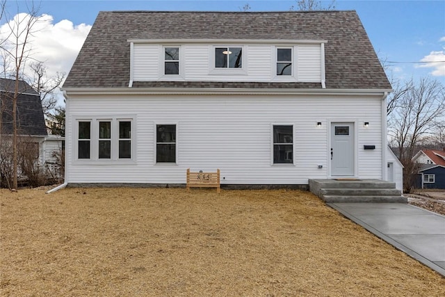 view of front facade featuring a front yard