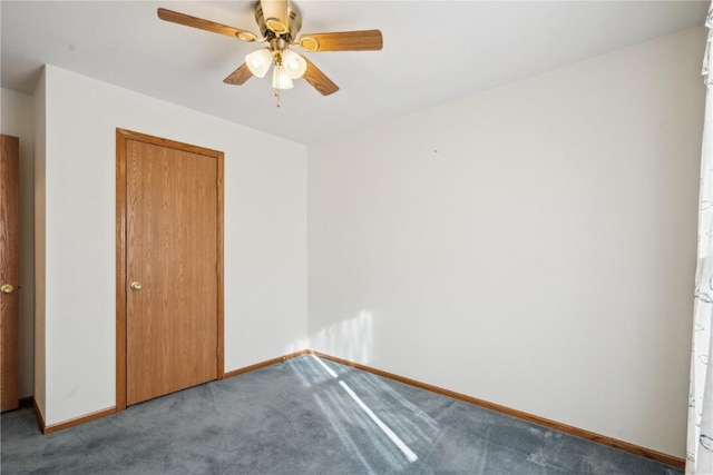 unfurnished room with carpet flooring and ceiling fan