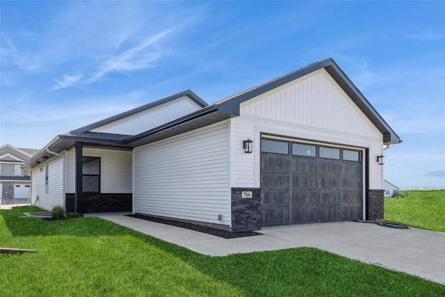 view of front of property featuring a garage and a front lawn