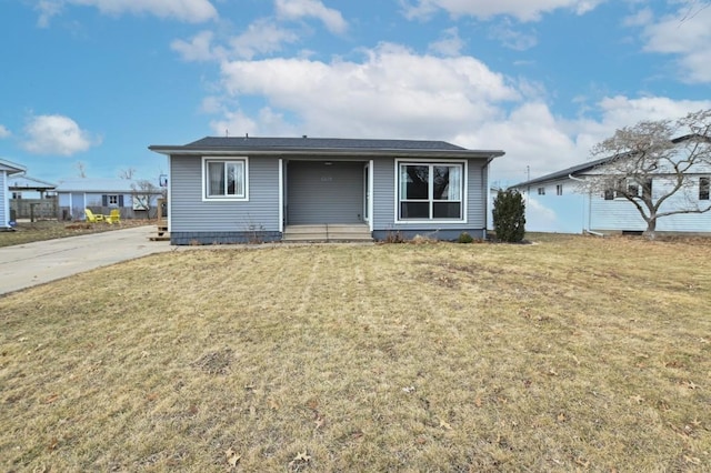 view of front of property featuring a front lawn