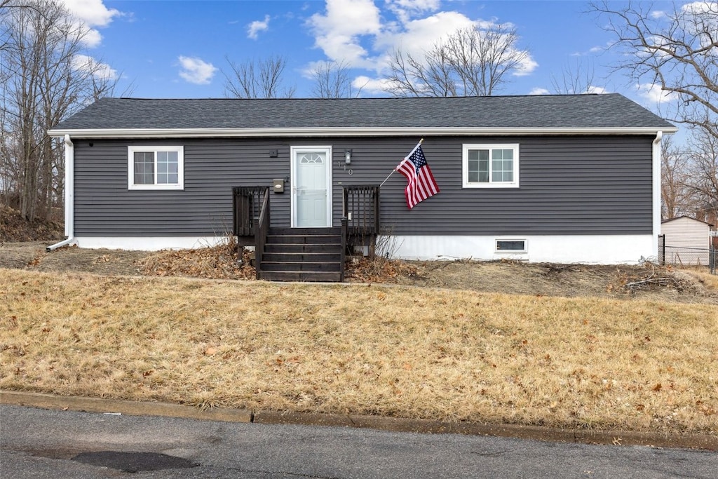 view of front of home featuring a front lawn