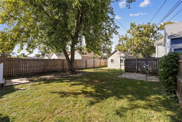 view of yard with an outbuilding