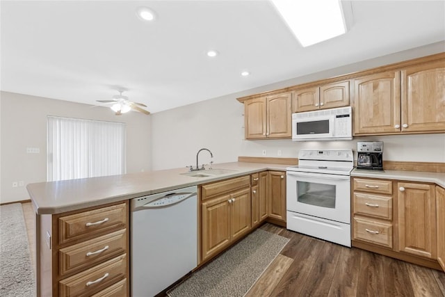 kitchen with dark wood-type flooring, sink, ceiling fan, kitchen peninsula, and white appliances