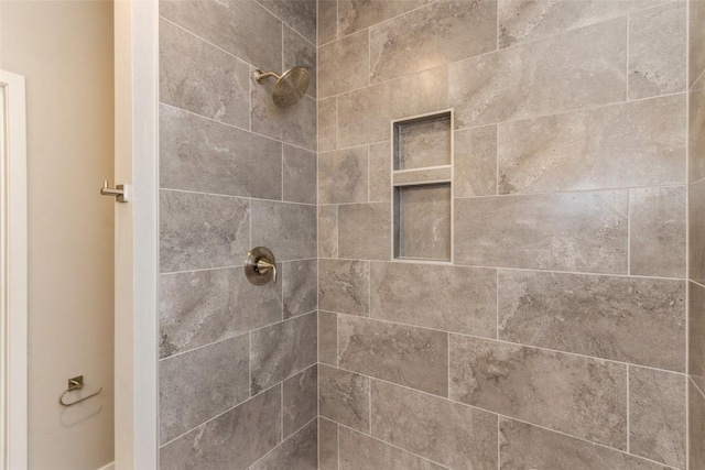 bathroom featuring a tile shower