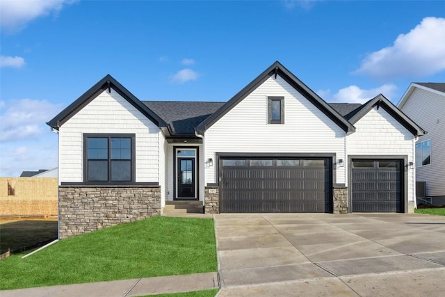 view of front facade featuring a garage and a front yard