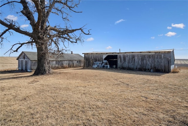 view of yard featuring an outdoor structure