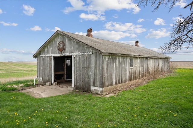view of outdoor structure with an outbuilding