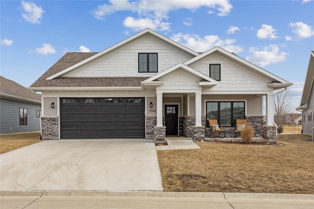 craftsman house with a porch and a front lawn