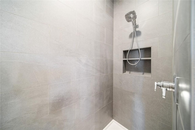 bathroom featuring a tile shower