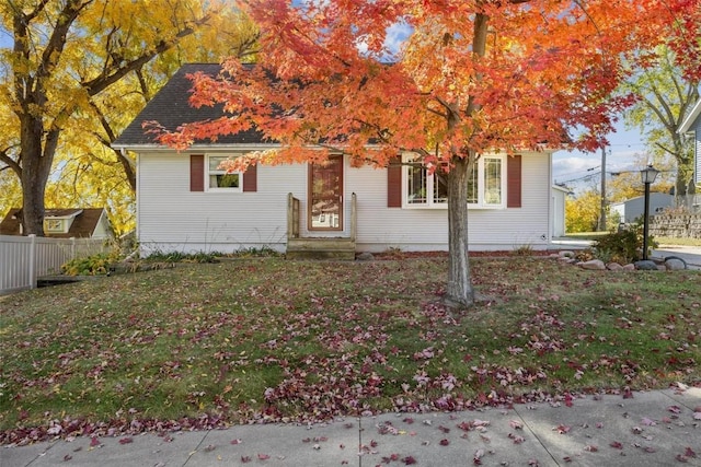 view of front facade featuring a front lawn