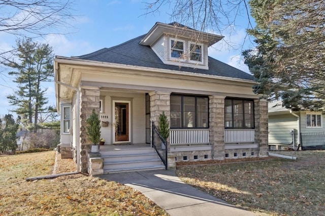 view of front of property featuring a porch and a front lawn