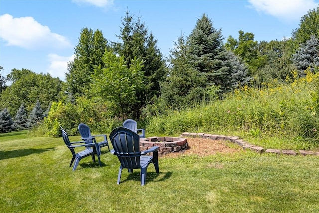 view of yard featuring a fire pit