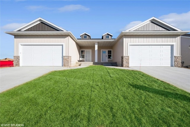 view of front facade featuring a front lawn and a garage