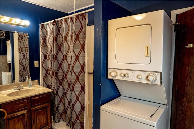 laundry room with sink and stacked washer / drying machine