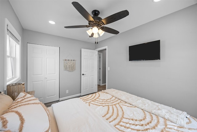 bedroom featuring baseboards, a ceiling fan, wood finished floors, a closet, and recessed lighting