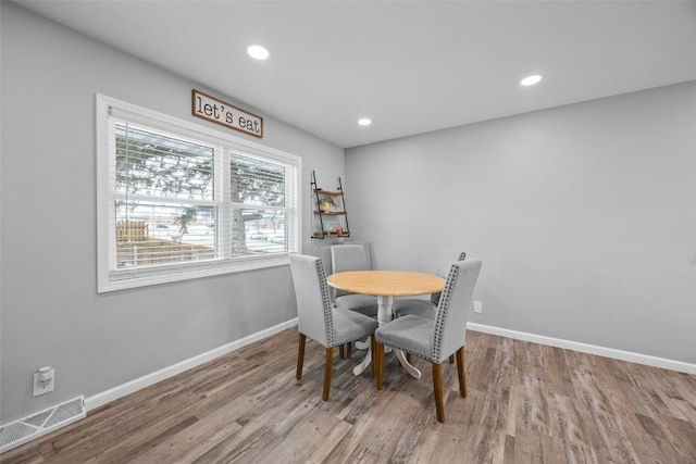 dining room featuring light wood-type flooring, baseboards, visible vents, and recessed lighting