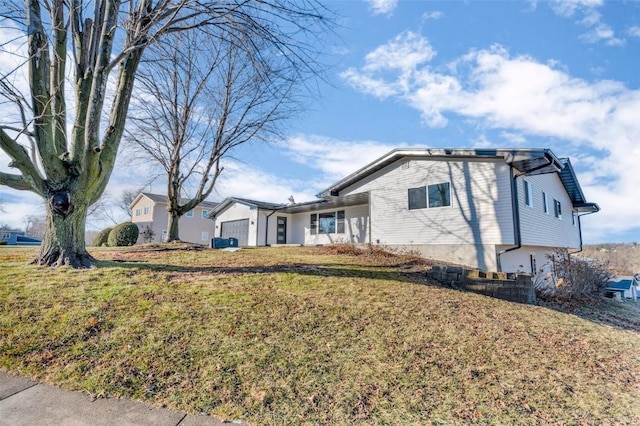 view of front of property featuring a front lawn and an attached garage