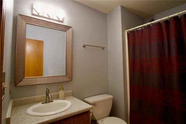 full bath featuring toilet, curtained shower, and vanity