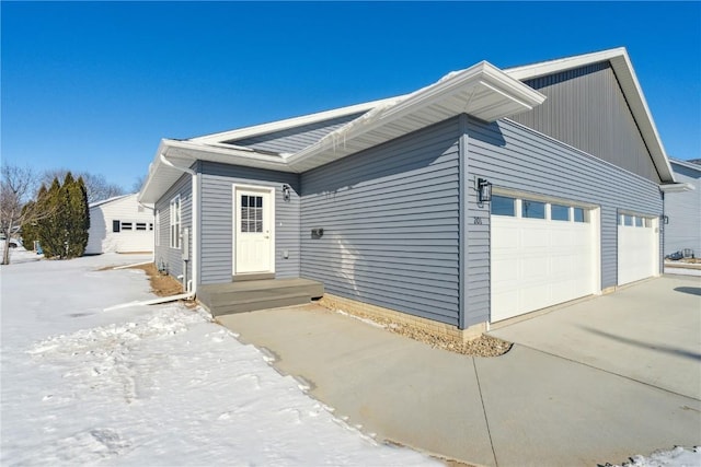 view of front facade with a garage and concrete driveway