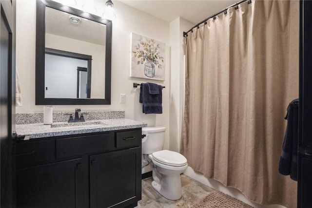 full bath featuring a shower with curtain, vanity, and toilet