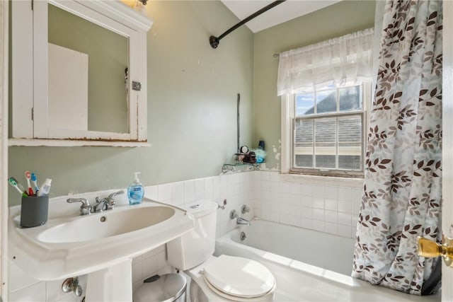 full bath with a tub, a shower with curtain, and toilet