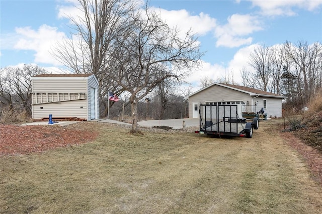 view of yard with an outdoor structure