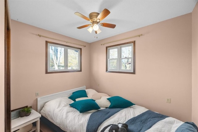 bedroom with ceiling fan