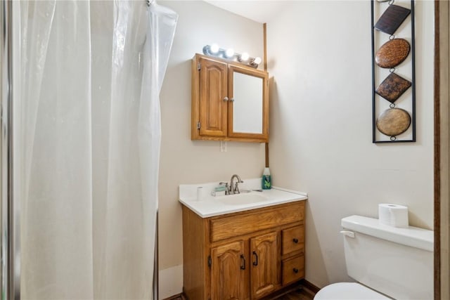 bathroom with toilet, a shower with curtain, and vanity