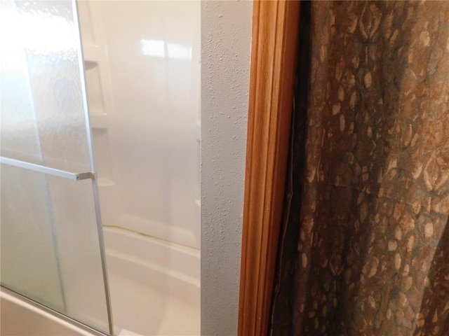 954 Monroe Ave, Tipton, IA 52772 - full bath with bath / shower combo with glass door