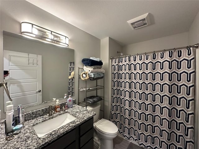 full bath with toilet, vanity, visible vents, and a shower with shower curtain