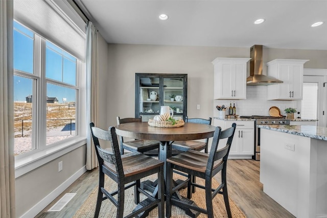 dining area featuring recessed lighting, visible vents, light wood-style flooring, and baseboards