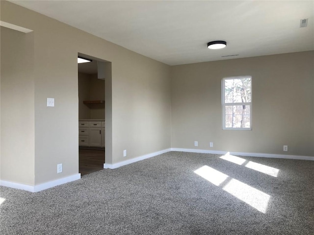 208 G Ave, Vinton, IA 52349 - carpeted empty room with baseboards