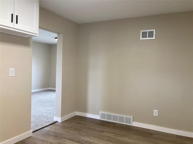 208 G Ave, Vinton, IA 52349 - empty room with wood finished floors and baseboards