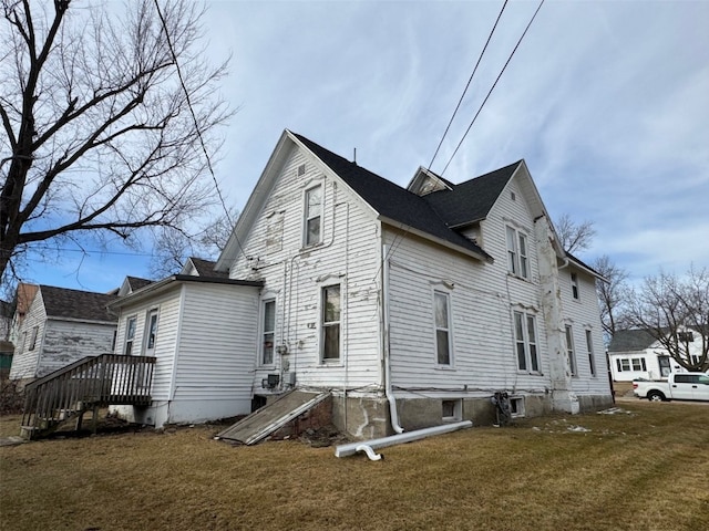 view of side of property featuring a lawn