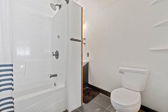 bathroom featuring toilet, baseboards, and shower / bath combo