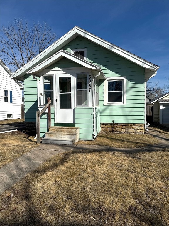 bungalow with entry steps