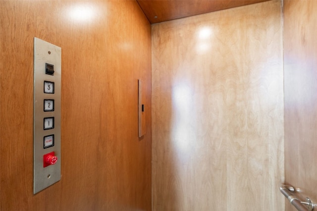 room details featuring elevator